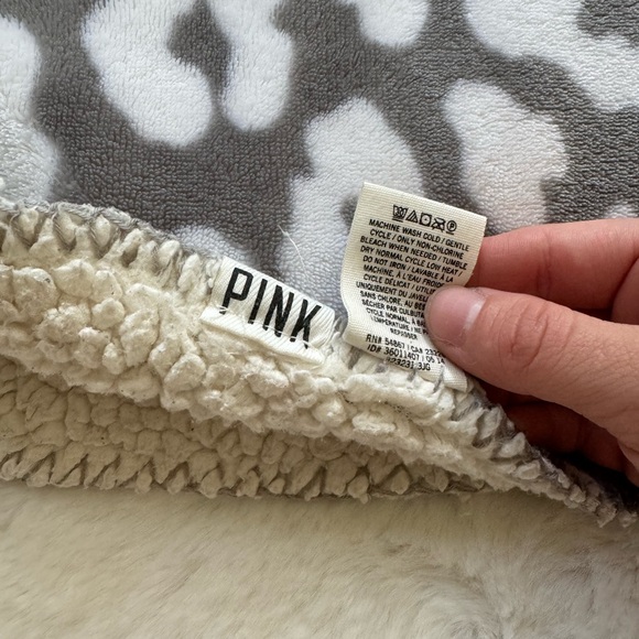 RARE VS Pink Snow Leopard Sherpa Blanket - Picture 3 of 7